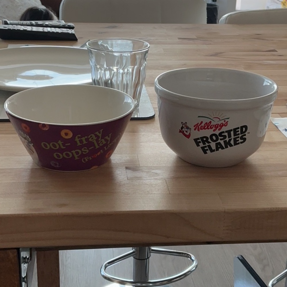 Kellogg’s Frosted Flakes and Fruit Loops ceramic cereal bowls